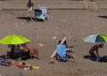 GENTE EN LA SOMBRILLA Horcas Coloradas, la playa ideal para el Poniente