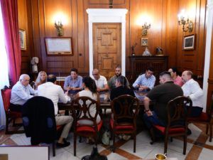 Hosteleros 1 El presidente de la ciudad se reúne con los empresarios de hostelería con el propósito de impulsar el sector