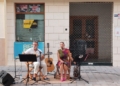 Lola 1 Lola Padial ameniza la tarde del centro de Melilla acompañada por Juan Ramón García a la guitarra