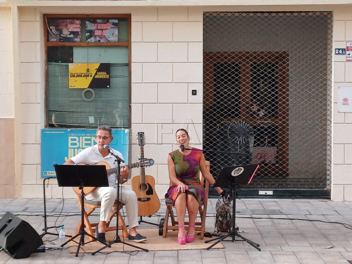 Lola e1692298350196 Lola Padial ameniza la tarde del centro de Melilla acompañada por Juan Ramón García a la guitarra