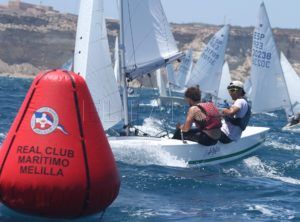 Regata Melilla 05 Alexandre Tinoco y Alba Muñoz, primeros líderes del III Trofeo de vela ligera RCMM-MSC Snipe