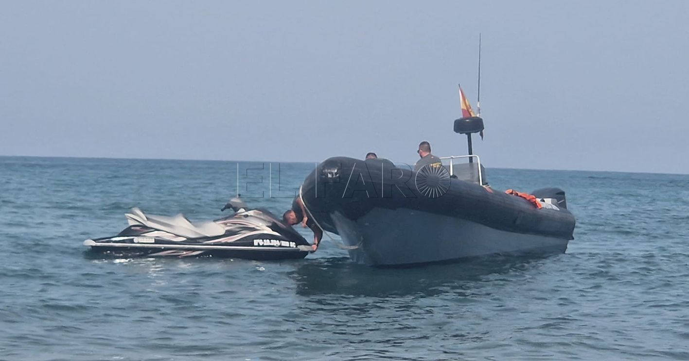 WhatsApp Image 2023 08 10 at 23.33.35 recorte La Guardia Civil intercepta a tres inmigrantes en motos de agua