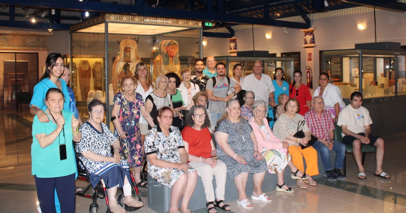 Usuarios de la Residencia de Mayores visitan el Museo Egipcio de Melilla