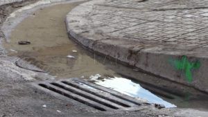 alcantarilla desbordando El barrio del Poblado ‘Legionario’, una zona periférica abandonada