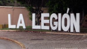 cartel la legion El barrio del Poblado ‘Legionario’, una zona periférica abandonada