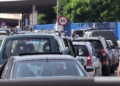 Tránsito constante de viajeros en la frontera durante el día de la Asunción