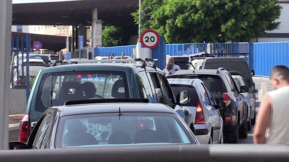 coches frontera 2 e1692103777476 La Ciudad Autónoma no derribará en su totalidad el muro cercano a la frontera