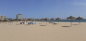 d7a3a695 d592 4827 830f 18304556b326 1 El poniente deja las playas del litoral melillense desiertas