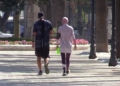 gente caminando parque hernandez El Parque Hernández, un jardín emblemático de Melilla