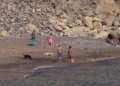 gente con perros horcas coloradas Horcas Coloradas, la playa ideal para el Poniente