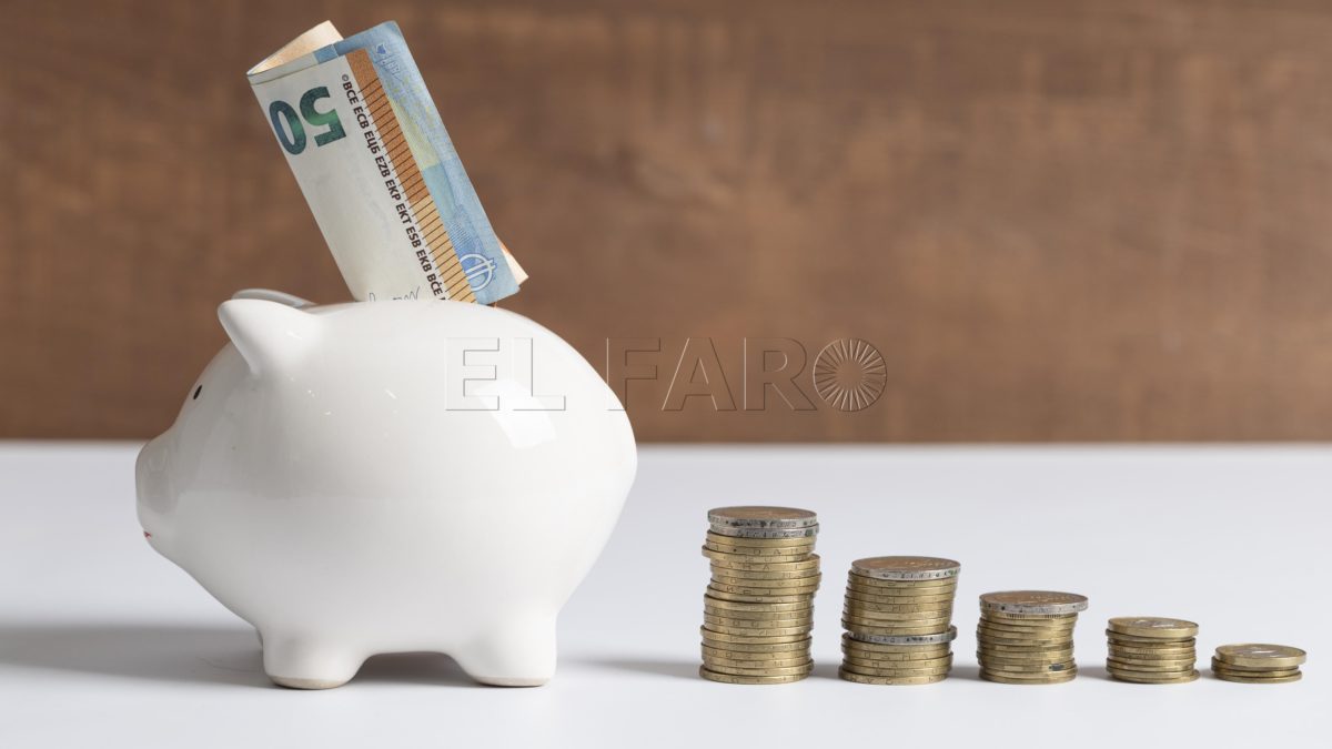 hucha vista lateral monedas billetes e1691567818239 Ahorrar en verano es posible, siguiendo estos consejos