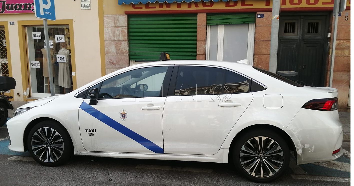 El color de Melilla, la razón de la franja azul en el taxi número 39