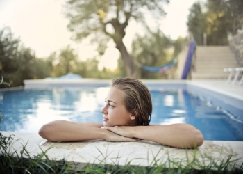 woman 5631257 640 Solo el 17% de los pisos a la venta en Melilla cuenta con piscina, según Idealista