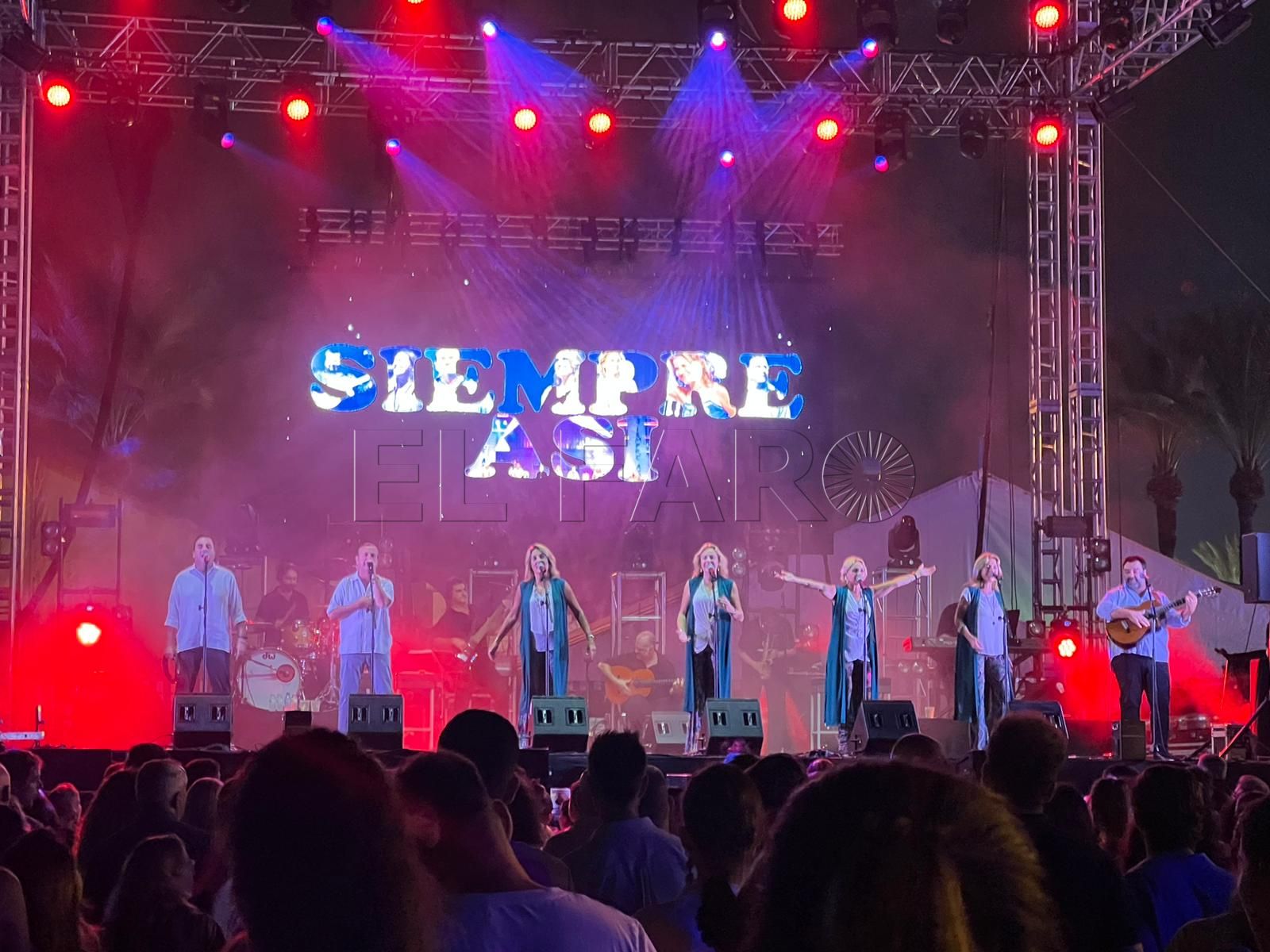 20 2 Cientos de personas bailan y cantan al ritmo de ‘Siempre Así’ en la Feria