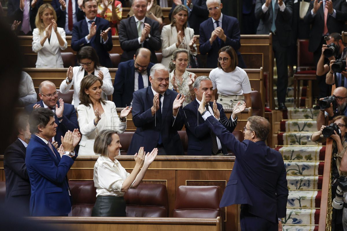 MADRID, 29/09/2023.- El líder del Partido Popular y candidato presidencial, Alberto Núñez Feijóo es aplaudido por la bancada popular tras la segunda votación de su investidura, este viernes en el Congreso. Feijóo ha perdido hoy la segunda y última de sus opciones para convertirse en presidente del Gobierno español, tal y como estaba previsto, ya que afrontaba su investidura sin haber conseguido los suficientes apoyos. EFE/Juan Carlos Hidalgo