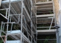 6. Operario trabajando en el montaje del jardín de Mariscal Sherlock con el andamiaje montado El jardín vertical de Mariscal Sherlock da la bienvenida al alumnado del conservatorio en su vuelta al trabajo