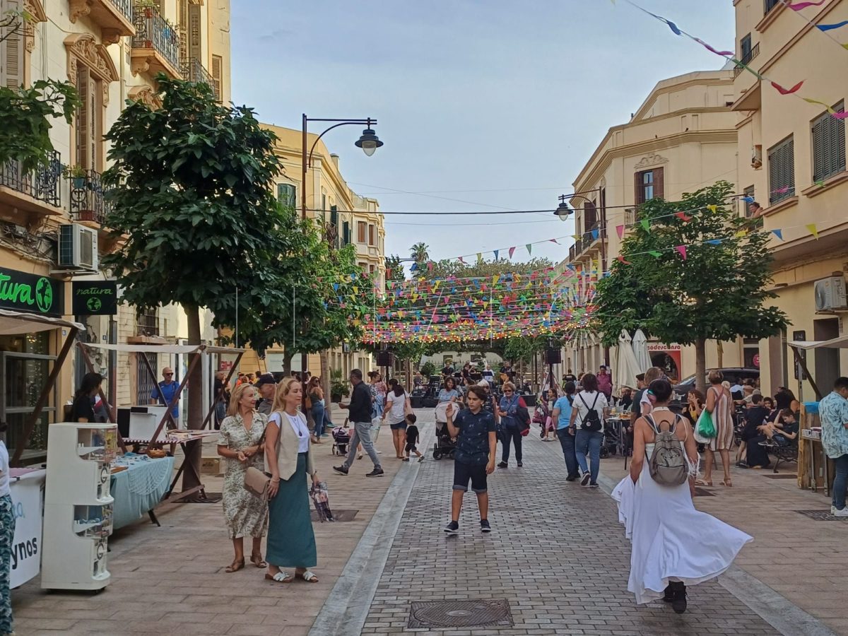 78831c4b c28f 4653 975c 15a4b7c8ca69 e1695412212777 El centro de Melilla vibra con la celebración de una verbena popular