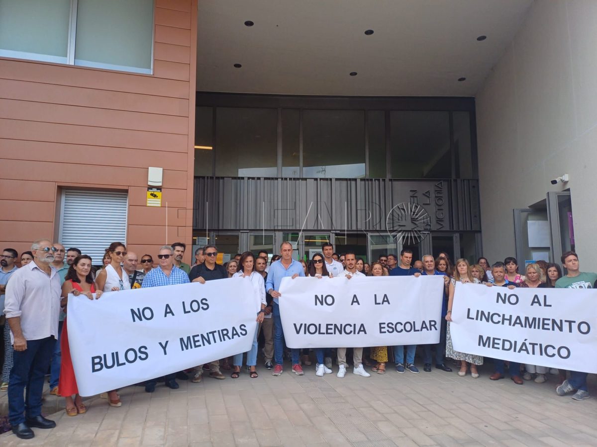 Concentración e1695383001873 Los docentes del 'Virgen de la Victoria' protestan contra lo que consideran un "linchamiento mediático"