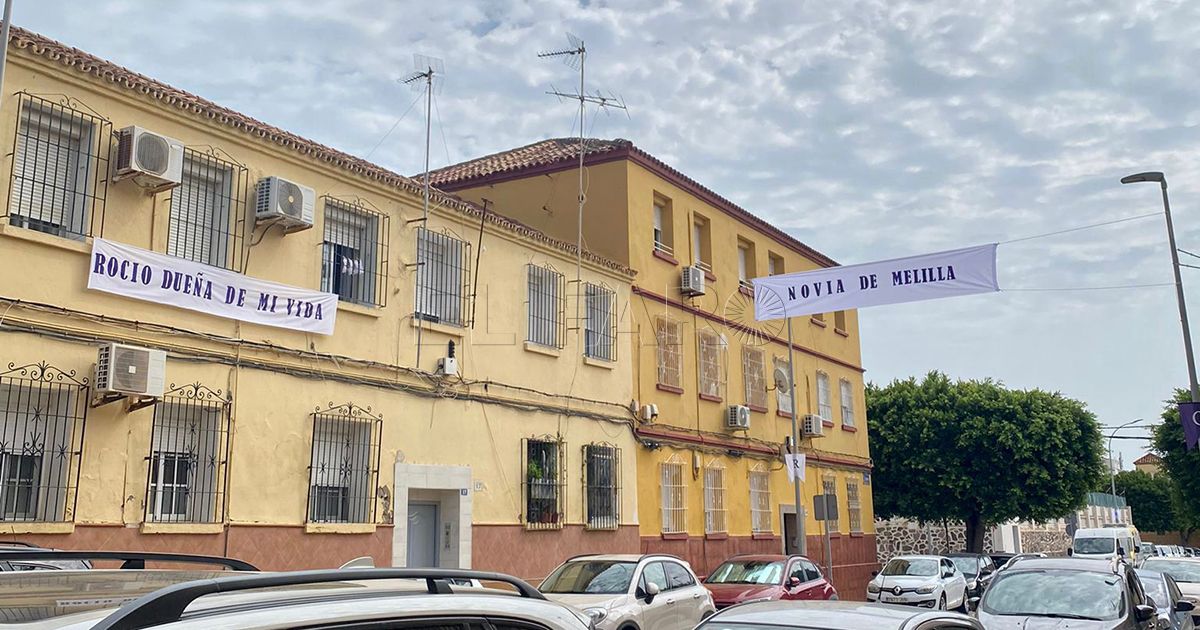 Decoración traslado Cautivo La Cofradía del Cautivo comienza a engalanar el barrio de La Victoria para su extraordinaria