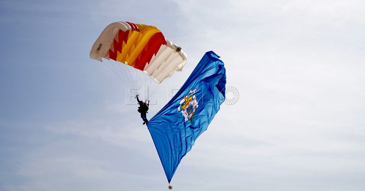 Éxito de las exhibiciones aéreas de la Patrulla Acrobática de Paracaidismo y de la Armada en conmemoración por el Día de Melilla
