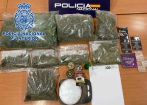 Foto 2 2 La Policía Nacional detiene a una persona con 1,5 kilos de marihuana en su domicilio