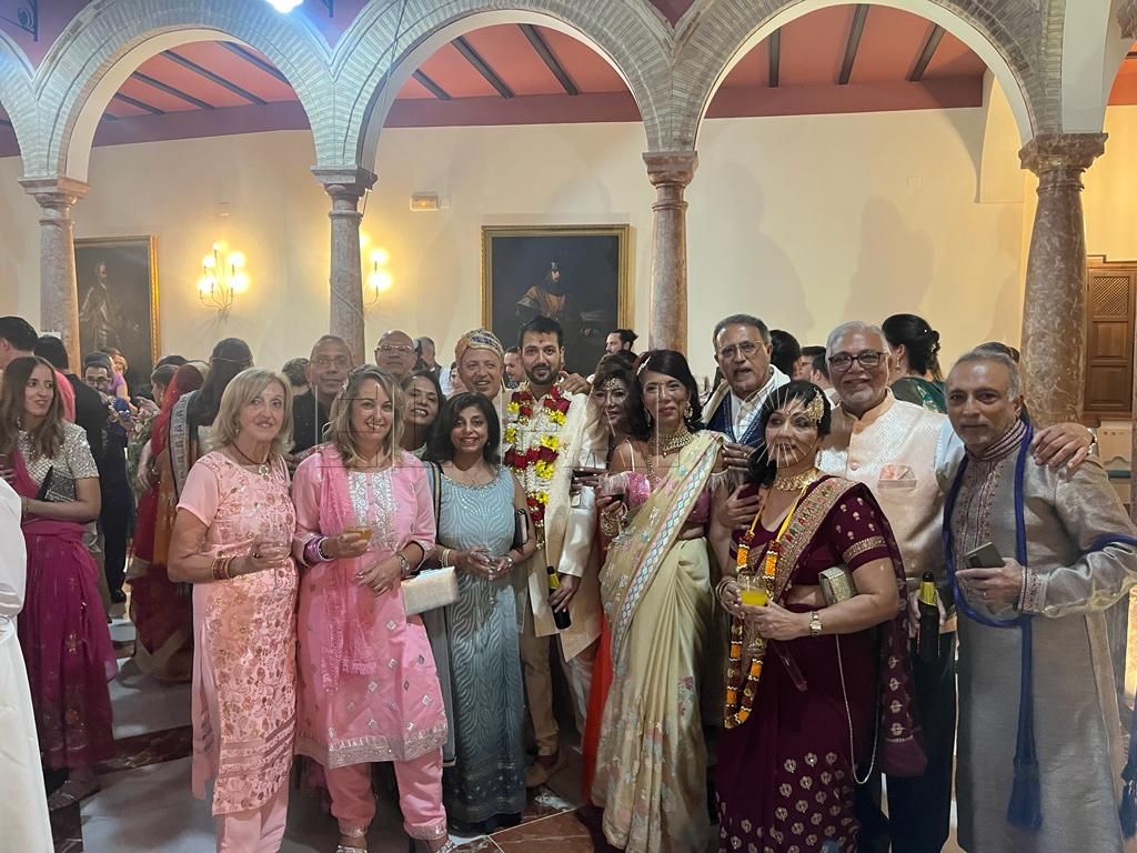Foto grupal familia 2 La Comunidad Hindú celebra el enlace matrimonial de uno de sus miembros
