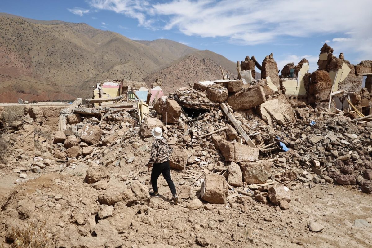 Talat N'yaquoub (Morocco), 12/09/2023.- A person walks through rubble from damaged buildings following a powerful earthquake in the village of Talat N'Yaaqoub, south of Marrakesh, Morocco, 12 September 2023. The magnitude 6.8 earthquake that struck central Morocco late 08 September has killed more than 2,800 people, damaging buildings from villages and towns in an area stretching from the Atlas Mountains to Marrakesh, according to the country's Interior Ministry. Morocco's King Mohammed VI on 09 September declared a three-day national mourning for the victims of the earthquake. (Terremoto/sismo, Marruecos) EFE/EPA/MOHAMED MESSARA