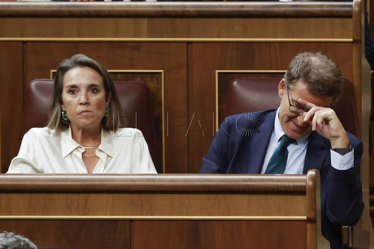MADRID, 29/09/2023.- El líder del Partido Popular y candidato presidencial, Alberto Núñez Feijóo junto a la portavoz, Cuca Gamarra durante la segunda votación de su investidura, este viernes en el Congreso. Feijóo ha perdido hoy la segunda y última de sus opciones para convertirse en presidente del Gobierno español, tal y como estaba previsto, ya que afrontaba su investidura sin haber conseguido los suficientes apoyos. EFE/Juan Carlos Hidalgo