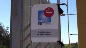 cartel espacio sin humo forestal El parque forestal Juan Carlos I Rey, un pulmón botánico en Melilla