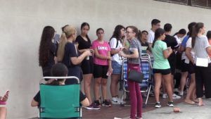 colas feria Los jóvenes melillenses trasnochan para las entradas del Espacio joven