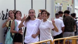 colas feria 5 1 Los jóvenes melillenses trasnochan para las entradas del Espacio joven