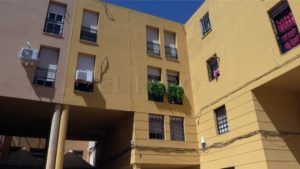 edificio pintado minas De barrio en barrio: la barriada de las Minas del Rif, la evolución de un barrio “agrietado”