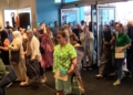 gente entrando primark La apertura de Primark, un acontecimiento social que abarrota el Parque Murias