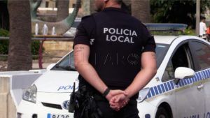 policia colas feria 2 1 Los jóvenes melillenses trasnochan para las entradas del Espacio joven