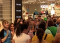 primark gente entrando La apertura de Primark, un acontecimiento social que abarrota el Parque Murias