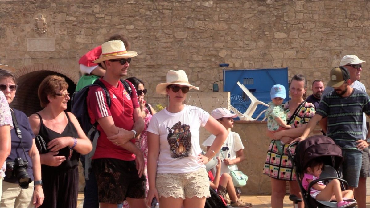 turistas 5 e1694980678322 El séptimo crucero del año trae a más de 650 turistas en el Día de Melilla