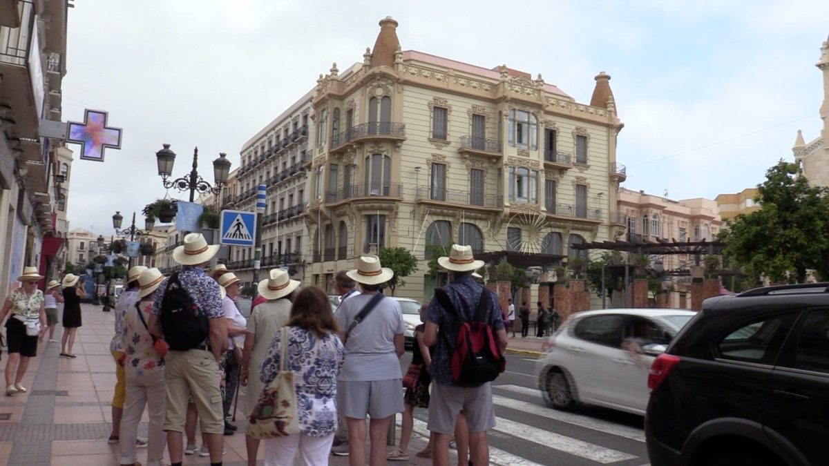 turistas avenida e1694377027621 Más de 1.100 turistas llegan a Melilla en el sexto crucero del año