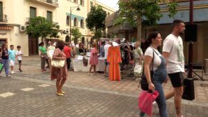 11 El centro de la ciudad se abarrota de melillenses con la I Feria Outlet