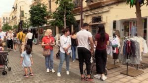 14 El centro de la ciudad se abarrota de melillenses con la I Feria Outlet
