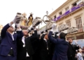 Cientos de personas en la calle para ver la procesión extraordinaria del Cautivo