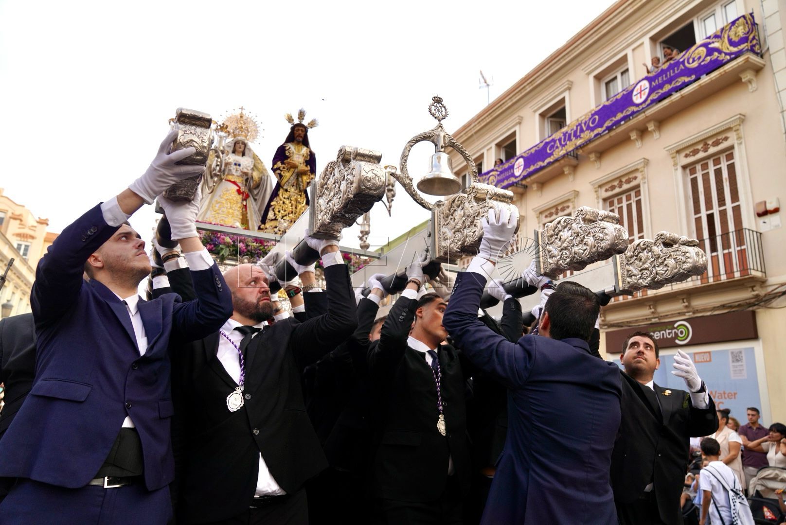 15 3 Cientos de personas en la calle para ver la procesión extraordinaria del Cautivo