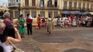 35 El centro de la ciudad se abarrota de melillenses con la I Feria Outlet