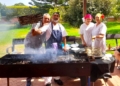 4. El equipo de Clece asando sardinas en la barbacoa El equipo de restauración de Clece en la Residencia ofrece una gran comida por el Día del Mayor