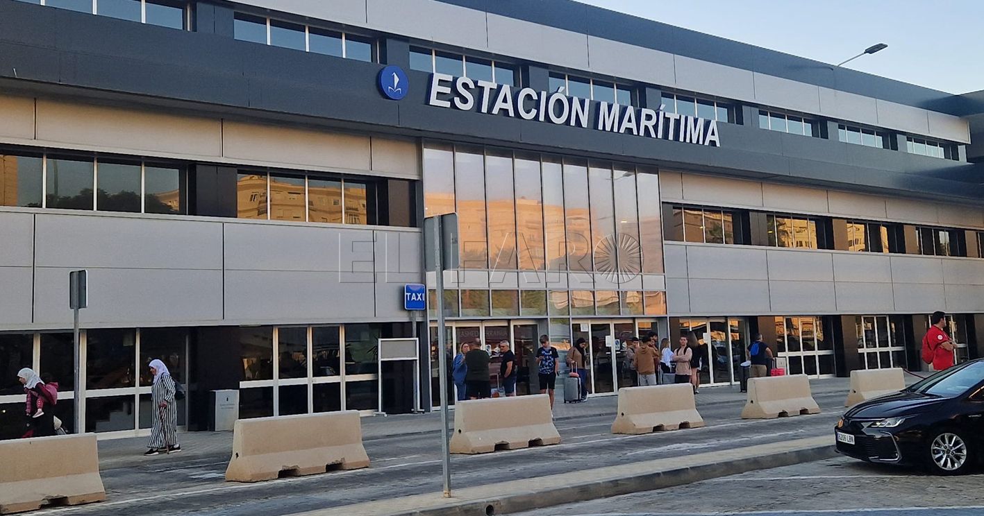 ESTACION MARITIMA PUERTO DE MALAGA recorte Una hora de espera en la pasarela en el desembarque del puerto de Málaga