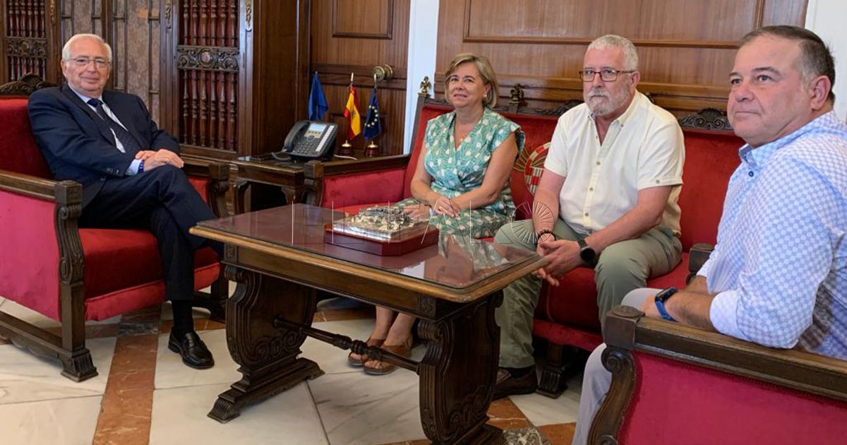 Encuentro Imbroda con veteranos de la GC Imbroda se reúne con miembros de la Hermandad de Veteranos de la Guardia Civil