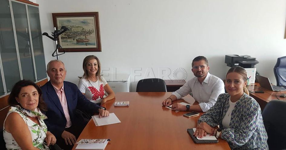 FOTO FECCOO CON SOFÍA ACEDO Y CONSEJERO EDUCACIÓN recorte Acedo y Bonnemaison acogen con interés las propuestas de CCOO sobre técnicos de Educación Infantil y cuidadores
