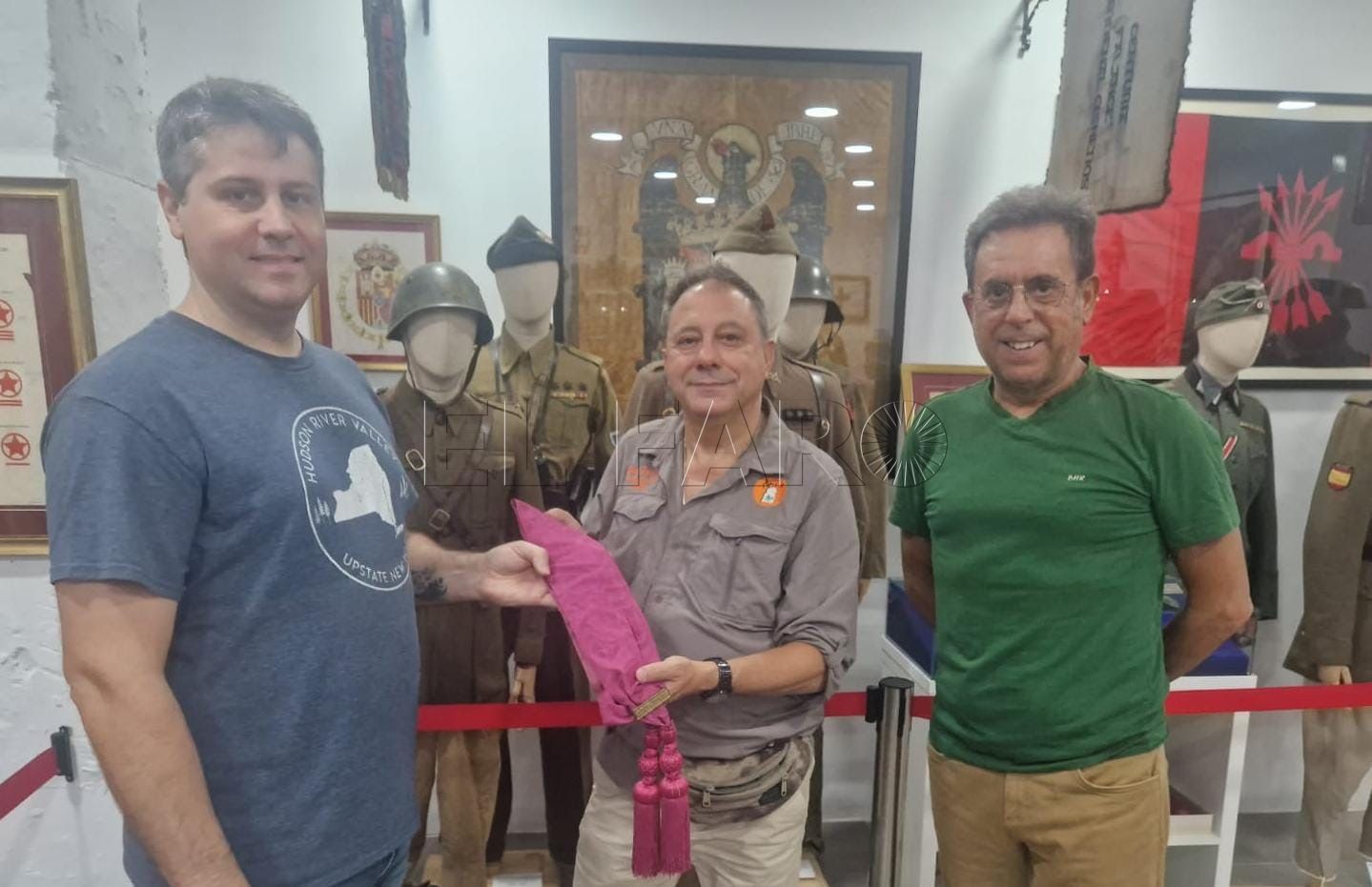 Juanjo Florensa, junto al director del Museo Militar de Málaga, Javier Chaos; y su gerente, Bernardo Haro.