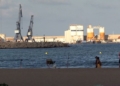 MVI 0481 El buen tiempo permite a los melillenses disfrutar del Paseo Marítimo en Melilla