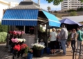 MVI 1270 Los melillenses llenan las floristerías en vísperas de Todos los Santos