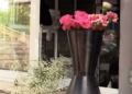 MVI 1273 Los melillenses llenan las floristerías en vísperas de Todos los Santos